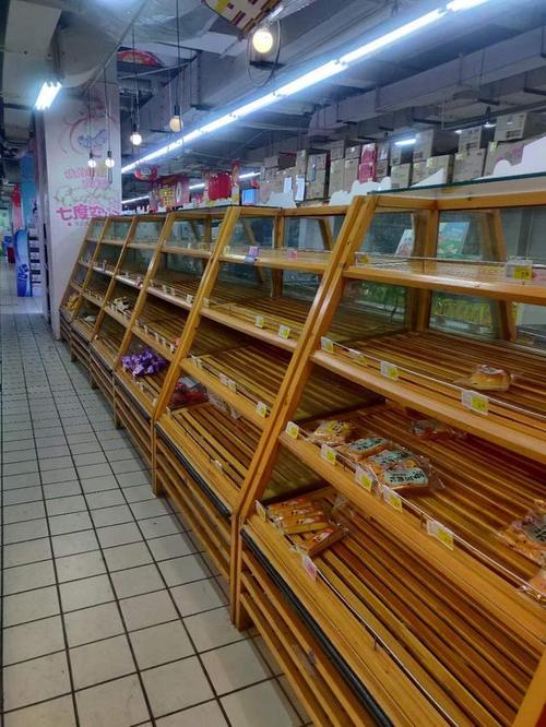 在一家大型超市中,货架上的商品,特别是食品类被抢购一空