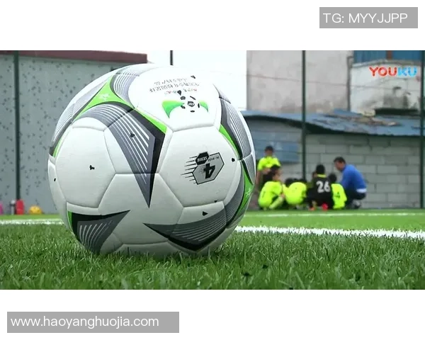 足球明星摆件饰品的精美图片展示与收藏价值解析